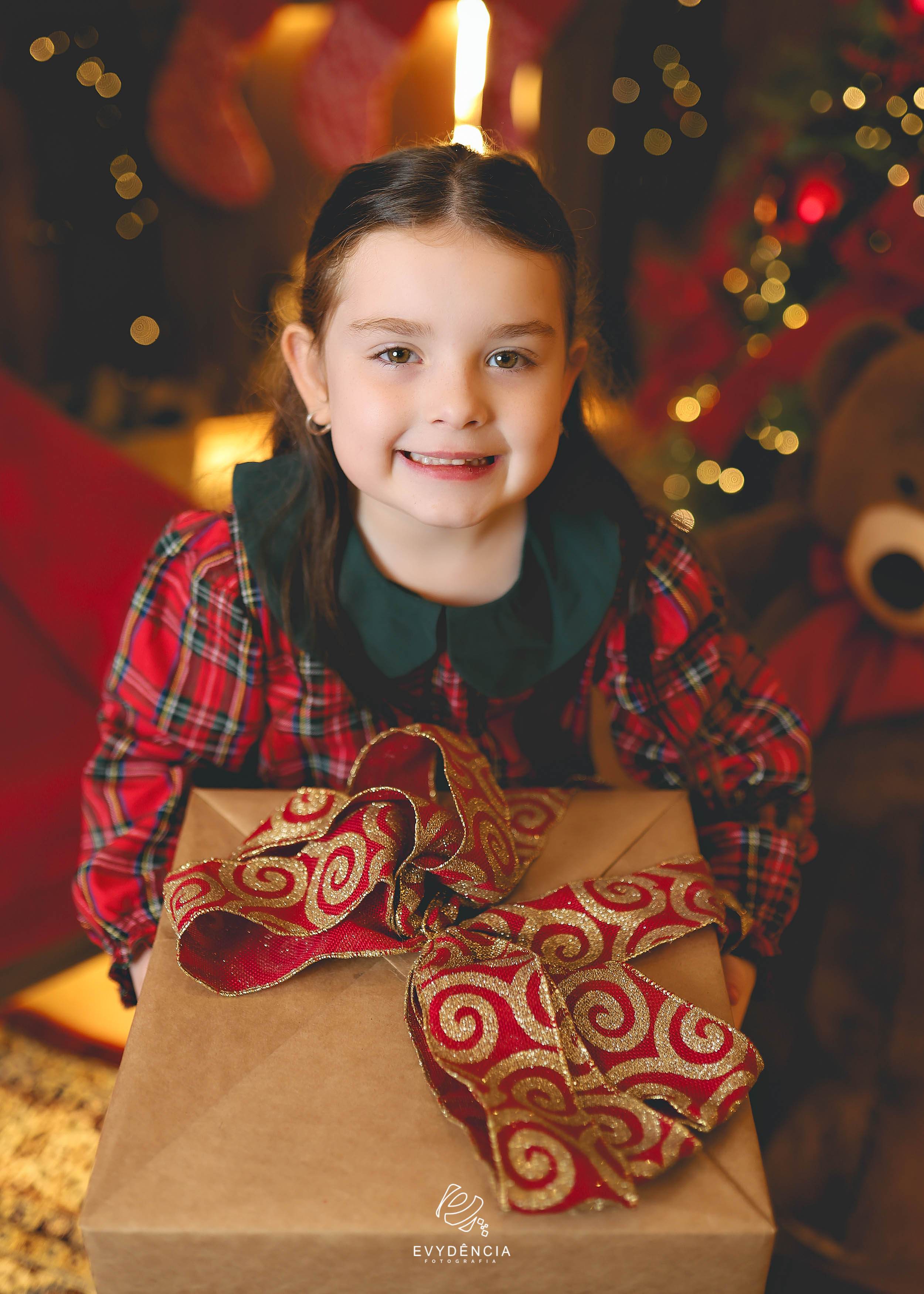 Crianca sorrindo em mini sessão de Natal em Tijucas